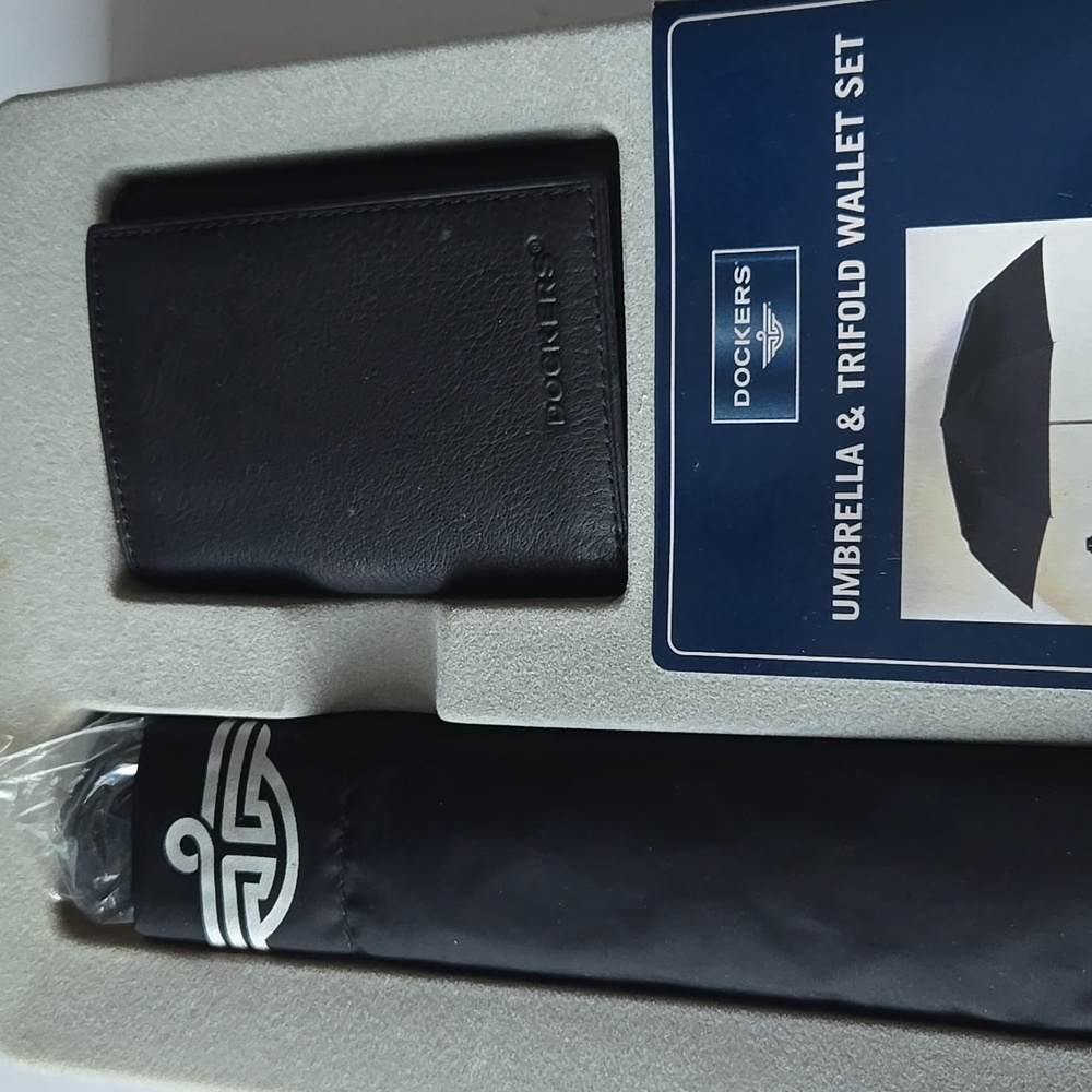 Dockers Black Umbrella and Tri-Fold Black Leather Wallet Set - NEW